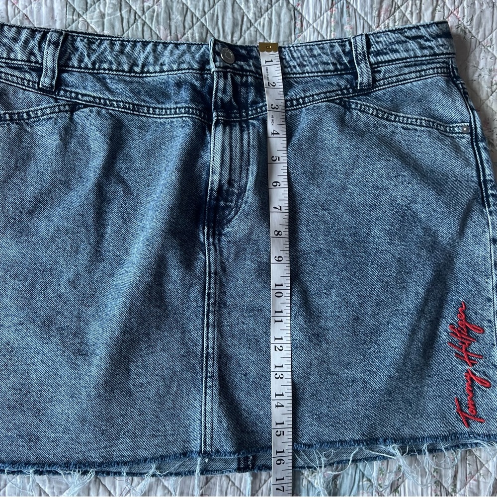 Tommy Hilfiger Denim Acid Wash Embroidered Logo Mini Skirt Size 18 - Picture 3 of 8